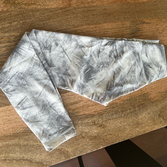 ✨LULULEMON 23” CROPPED LEGGINGS - Size 4 - Picture 2 of 4